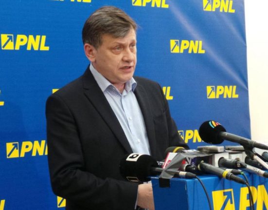 Consiliul National al PNL valideaza candidatura lui Crin Antonescu la prezidentiale 2025