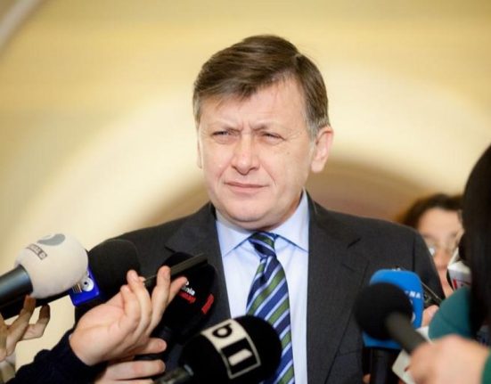 Crin Antonescu avertizeaza ca de ani se implanteaza teorii conspirative in mintea romanilor Fenomenul sa extins ca o infectie