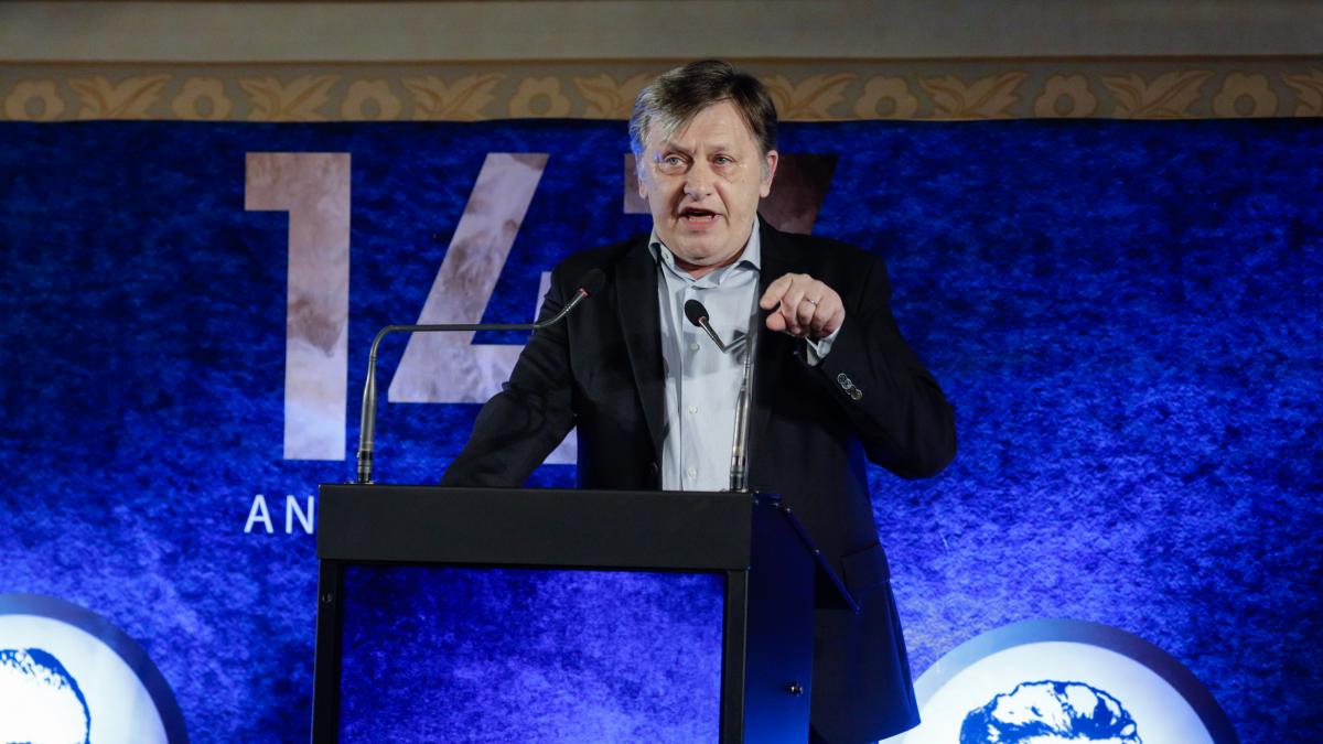Crin Antonescu isi suspenda candidatura si critica partidele