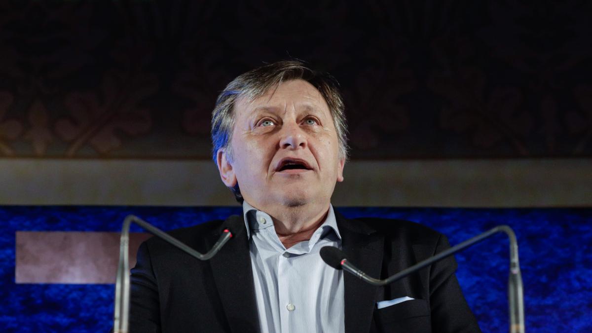 Crin Antonescu vrea ca Georgescu sa candideze din nou Sa l vedem in carne si oase la dezbatere E ca o holograma