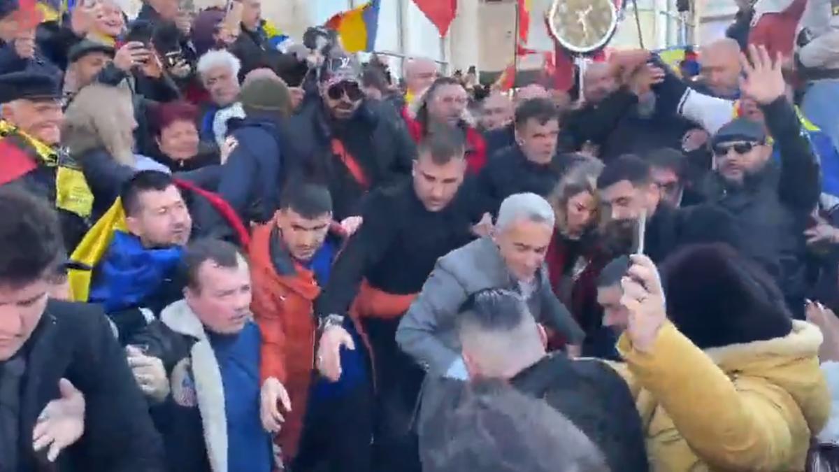 Simion a fost la protestul lui Georgescu dar separat