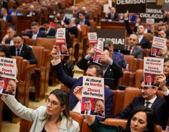 Huiduieli la dezbaterea din Parlament Ciolacu prezinta buget