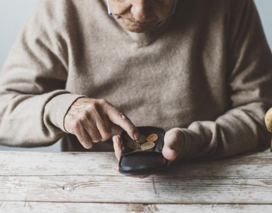 Pensionarii cu pensii mici vor primi 800 lei de la Guvern