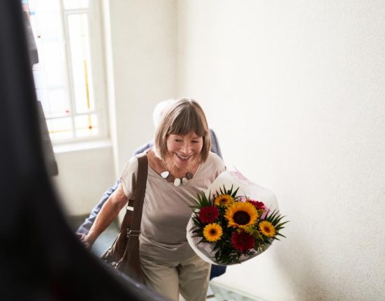 Propunerea lui Fechet pentru angajatii Romsilva la pensionare flori pentru doamne strangere de mana pentru domni