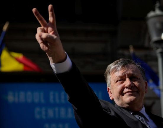 Crin Antonescu candidat la prezidentiale 2025 din partea ARI