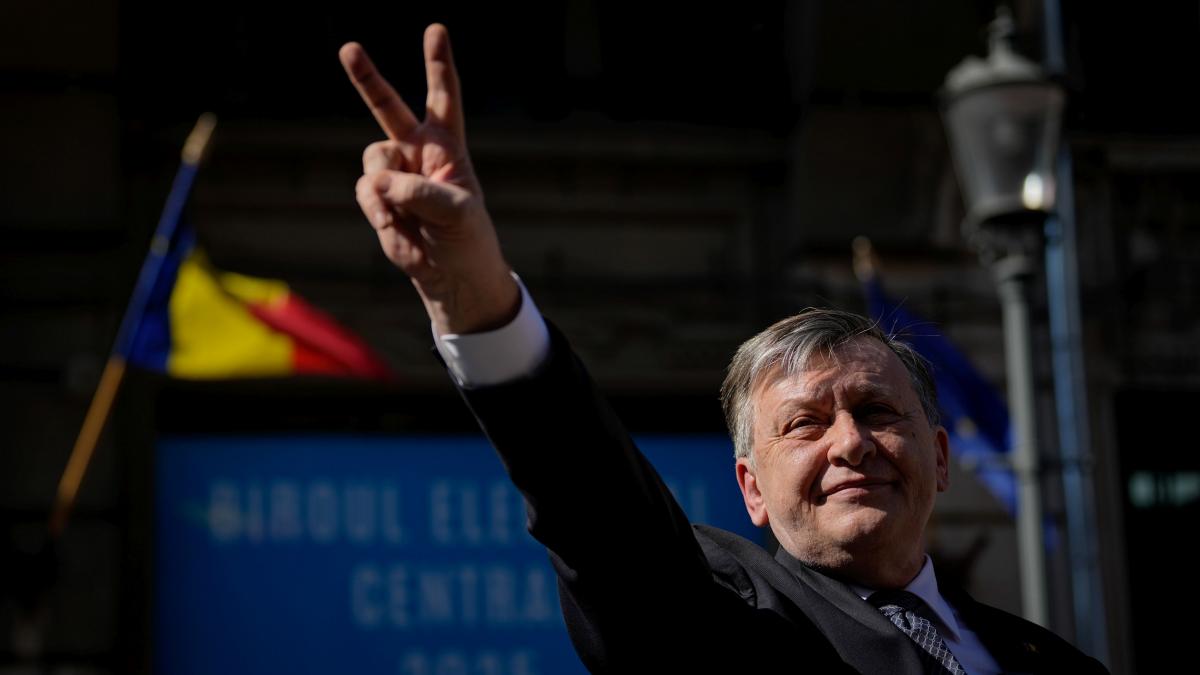 Crin Antonescu candidat la prezidentiale 2025 din partea ARI