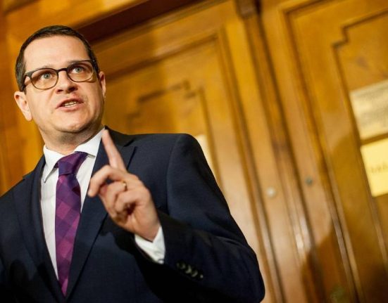 Eduard Hellvig sfaturi pentru citirea hartiilor de la servicii Luati le cu rezerve precautie dubii
