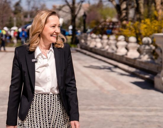 Elena Lasconi la Cotroceni Fotografii in gradina palatului
