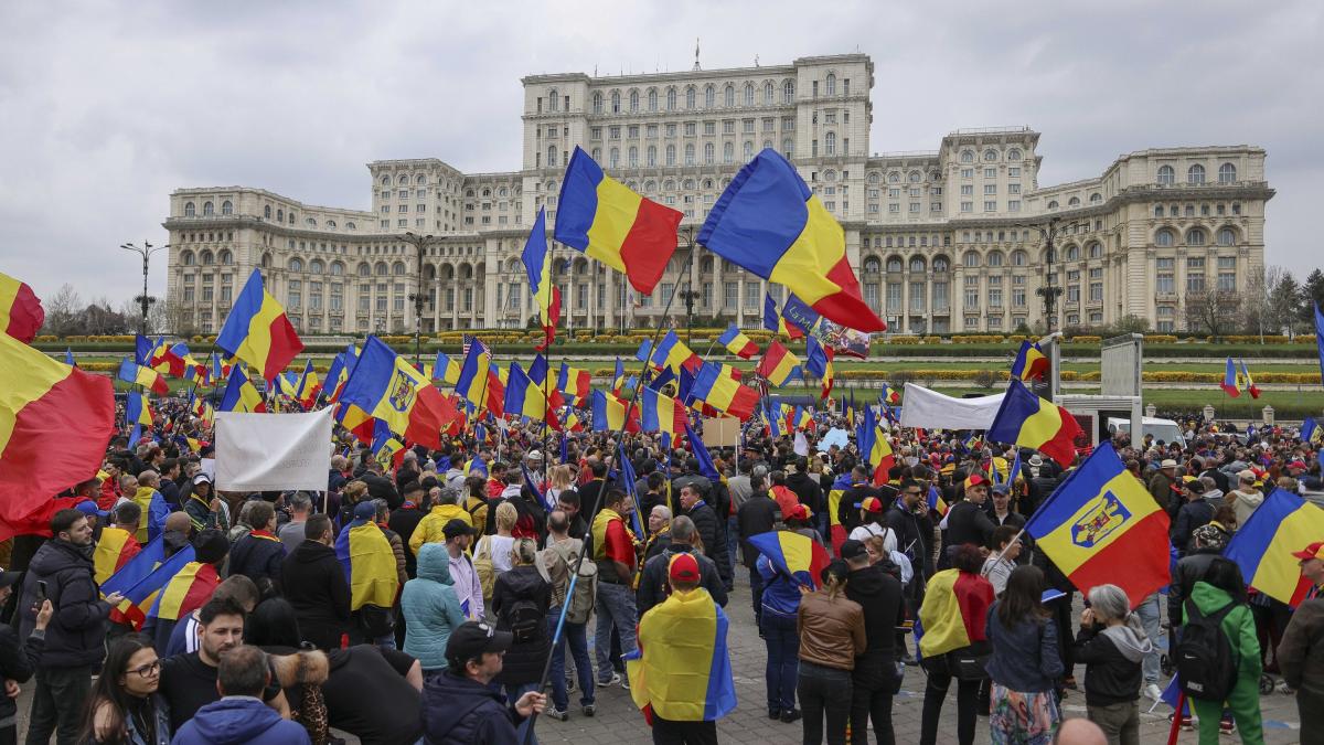 Incidente la mitingul lui Georgescu Jandarmii intervin