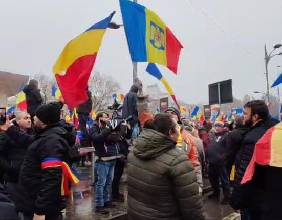 Protestatarii convocati de Calin Georgescu si AUR au blocat traficul la Universitate in centrul Bucurestiului