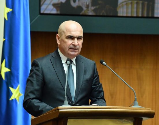 Bolojan a cerut reexaminarea legii pentru aprobarea OUG privind reorganizarea ministerelor si institutiilor