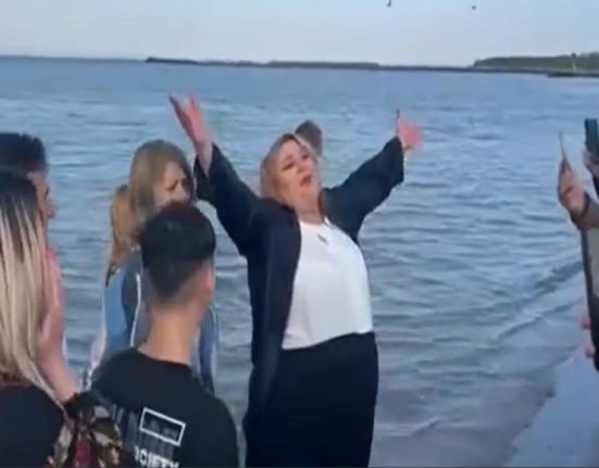 Diana Sosoaca si membrii SOS s au aruncat in mare