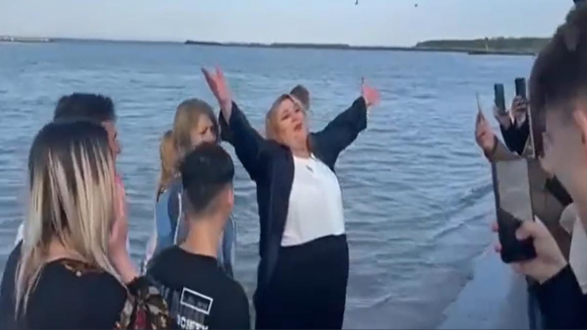 Diana Sosoaca si membrii SOS s au aruncat in mare