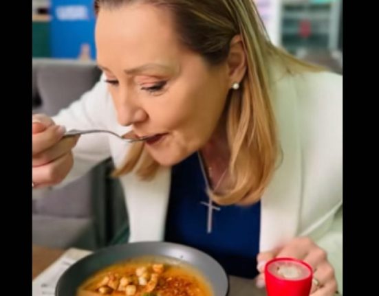 Elena Lasconi sa filmat mancand supa cu panselute A fost o supa prezidentiala