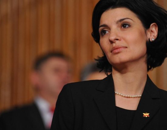 Lavinia Sandru Romanii muncesc 10 12 ore pe zi pentru cateva mii de lei iar statul pierde miliarde ca sa i protejeje pe speciali