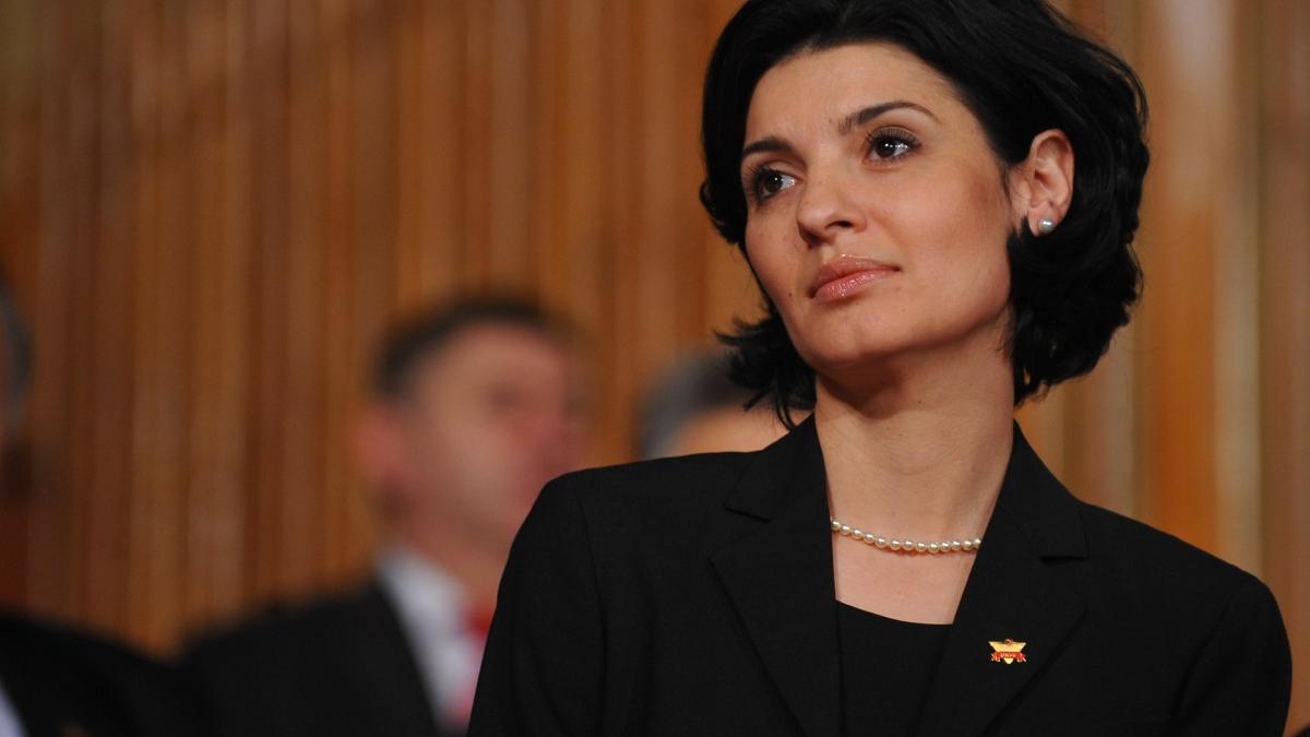 Lavinia Sandru Romanii muncesc 10 12 ore pe zi pentru cateva mii de lei iar statul pierde miliarde ca sa i protejeje pe speciali
