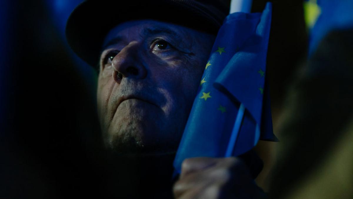 Manipulare online si polarizare politica BBC analizeaza criza din Romania