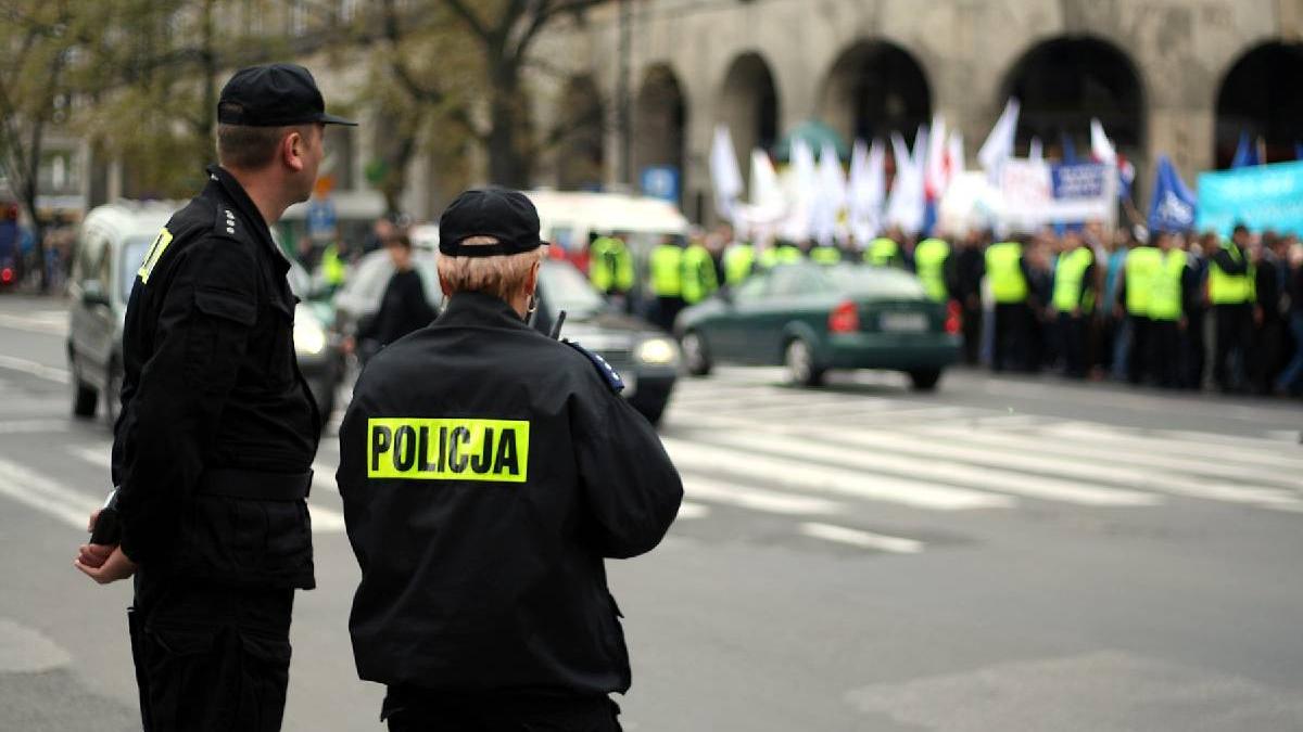 Mii de polonezi la un mars nationalist in Varsovia Nu putem accepta cedarea suveranitatii noastre