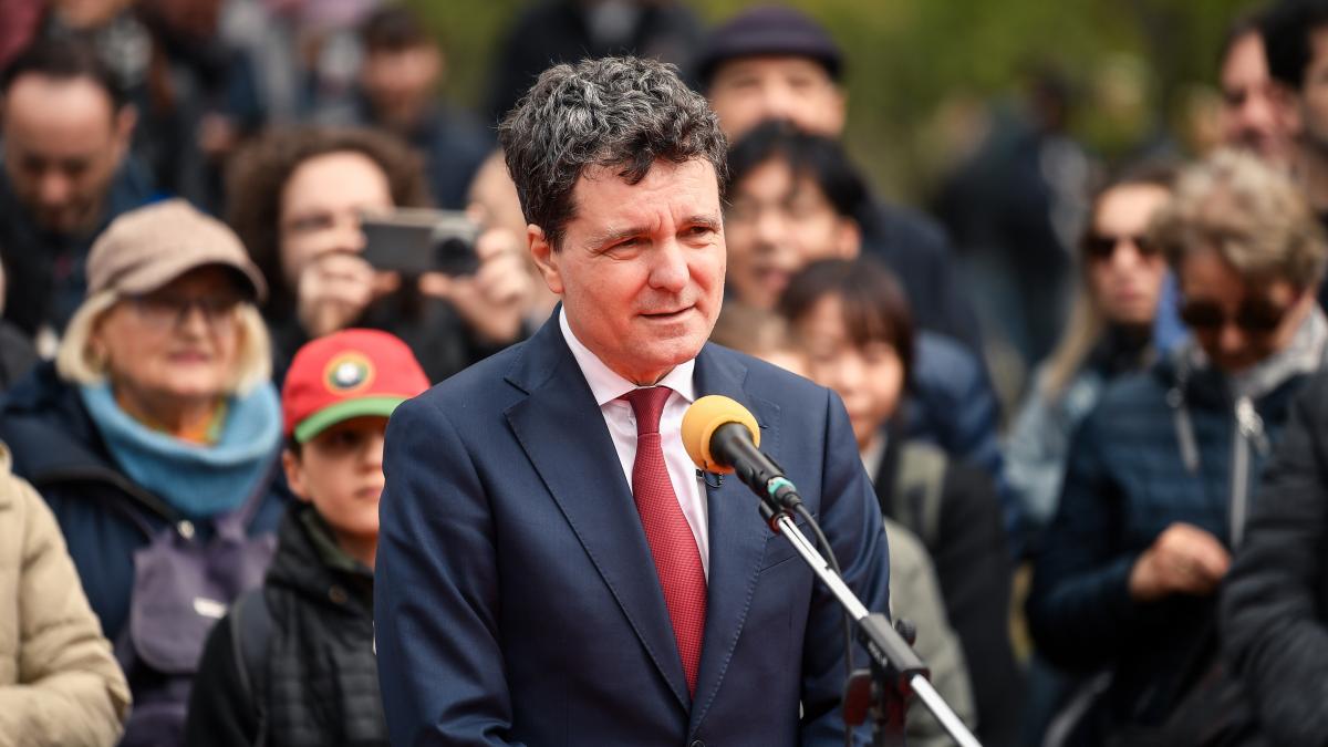 Nicusor Dan despre folosirea masinii Primariei in campanie Daca ma duce acasa poate sa ma duca si la o dezbatere