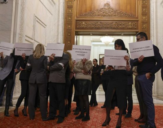 O parte dintre angajatii Senatului vor sa demisioneze deoarece sunt obligati sa vina la serviciu