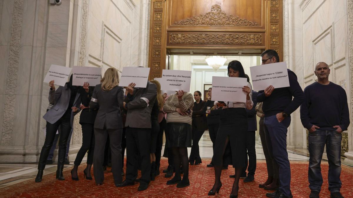 O parte dintre angajatii Senatului vor sa demisioneze deoarece sunt obligati sa vina la serviciu