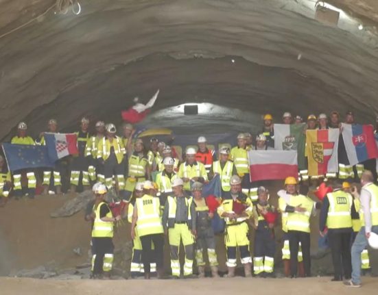 Primul tunel rutier forat din Romania finalizat complet Cand se deschide Tunelul Momaia de pe A1
