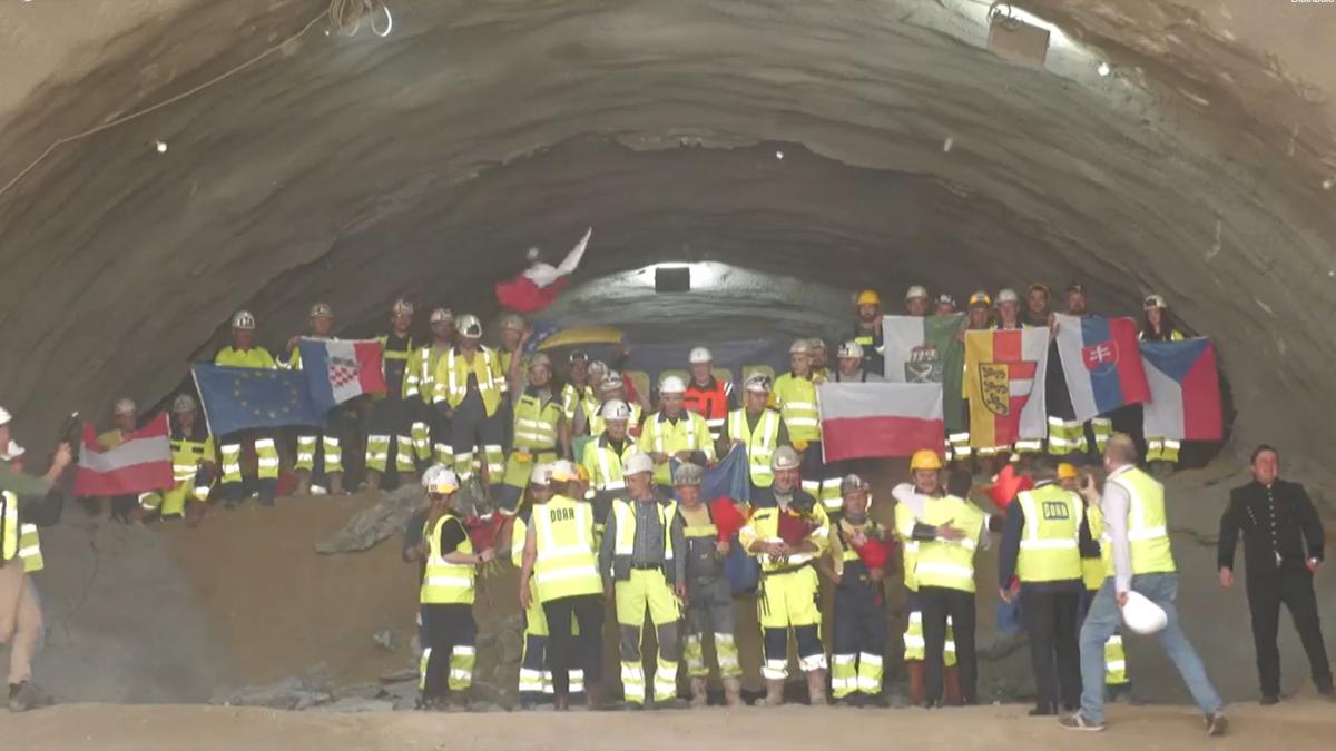 Primul tunel rutier forat din Romania finalizat complet Cand se deschide Tunelul Momaia de pe A1