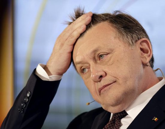 Crin Antonescu ar reduce salariile demnitarilor la jumatate in criza Exclud cresterea taxelor