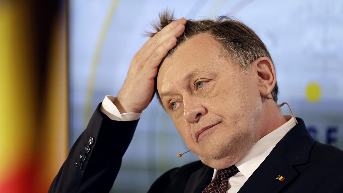 Crin Antonescu ar reduce salariile demnitarilor la jumatate in criza Exclud cresterea