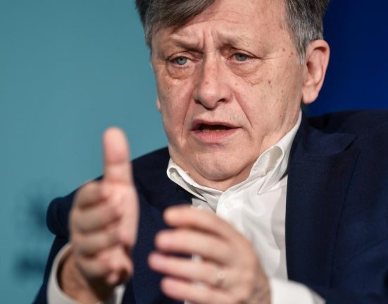 Crin Antonescu il acuza pe Nicusor Dan ca a refuzat clinica