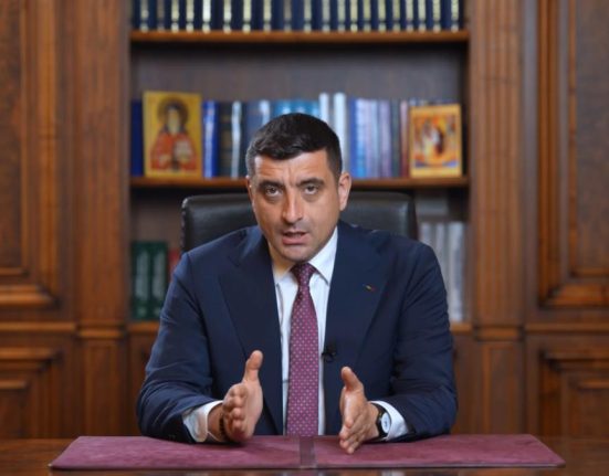George Simion a copiat biroul lui Calin Georgescu