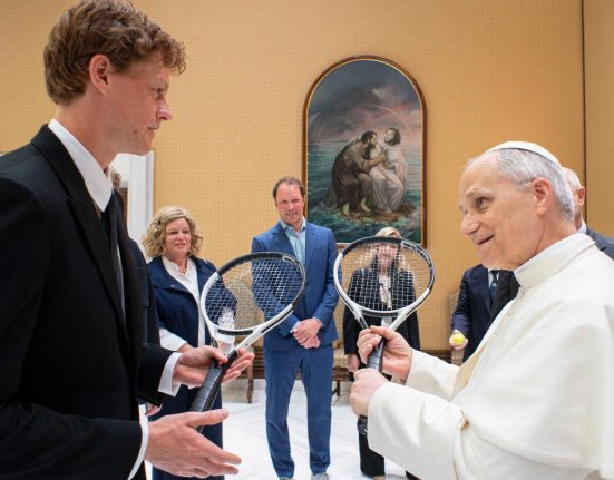Jannik Pacatosul provoaca Papa Leon al XIV lea la tenis