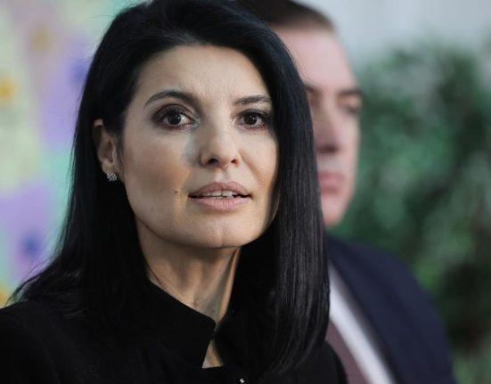 Lavinia Sandru primul candidat care a votat In turul 1 votam cu cine vrem nu cu raul cel mai mic