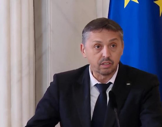 Daniel David va renunta la 25 din salariu pentru burse