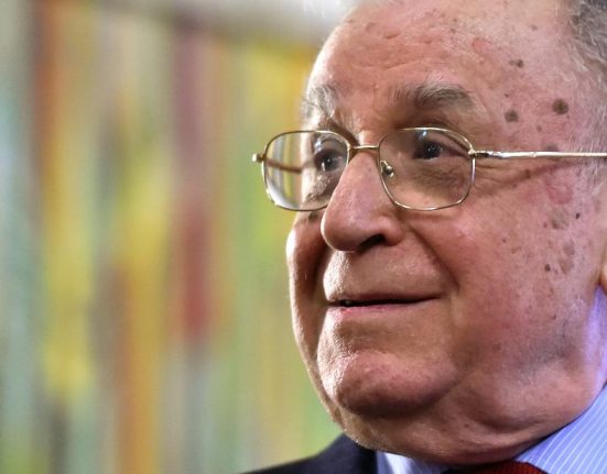 Surse Ion Iliescu este internat la ATI SRI