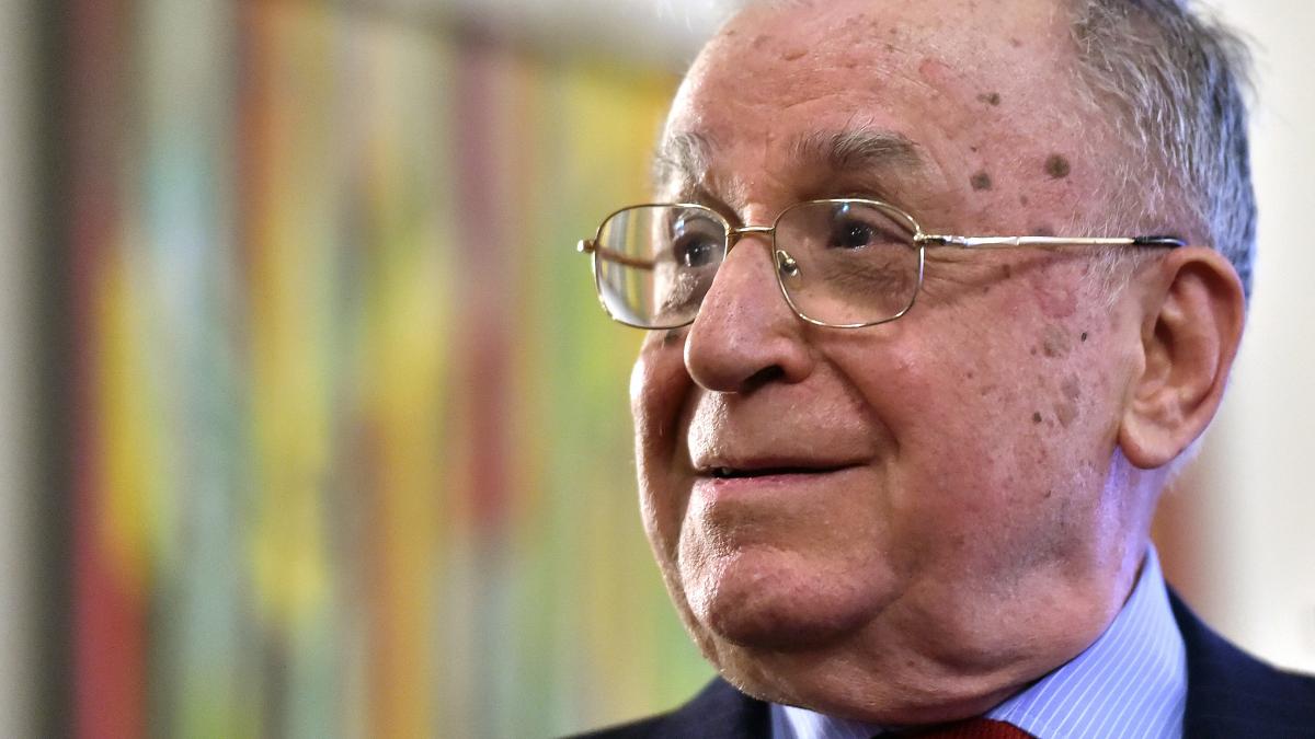 Surse Ion Iliescu este internat la ATI SRI