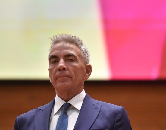 Anastasiu anunta ca multi directori si au reduc salariile