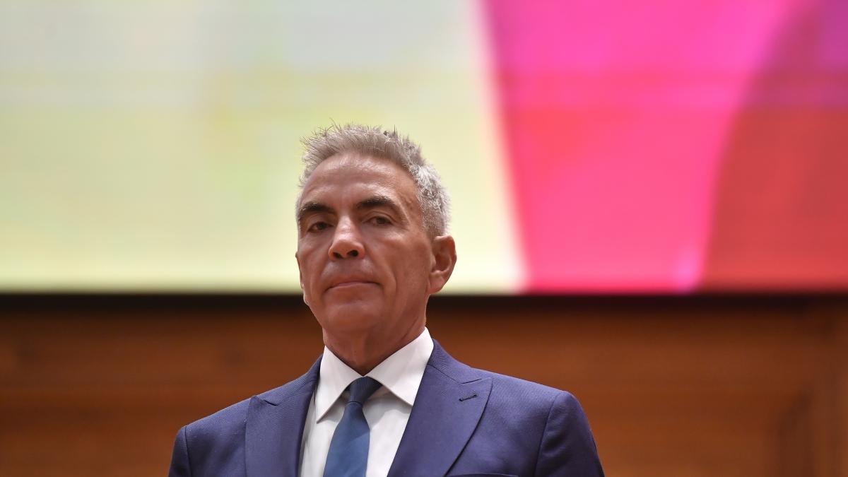 Anastasiu anunta ca multi directori si au reduc salariile