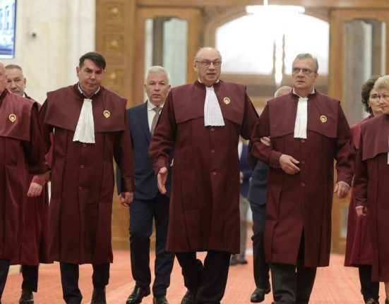Dezmat pe bani publici la CCR bilete business stilouri scumpe