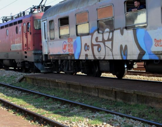 Directorii CFR Calatori si CFR Infrastructura obligati sa isi taie indemnizatiile cu 10