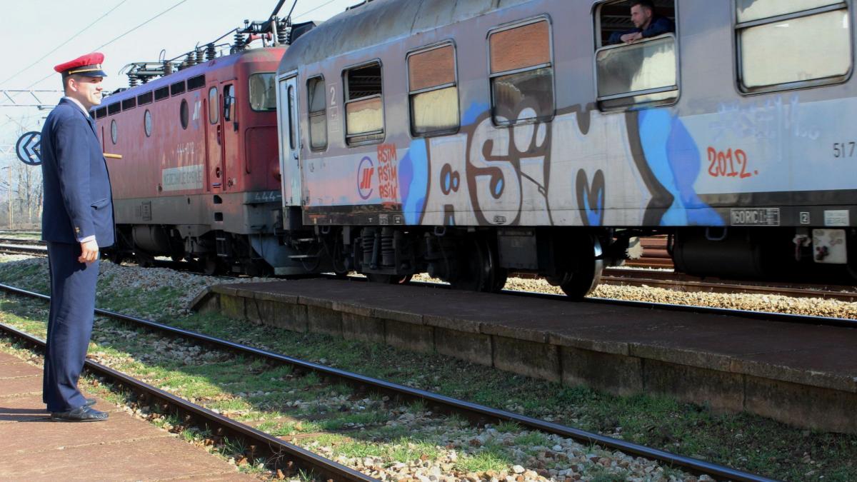 Directorii CFR Calatori si CFR Infrastructura obligati sa isi taie indemnizatiile cu 10
