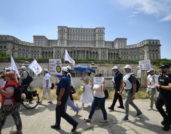 Functionarii actioneaza stat ul roman pentru sporuri