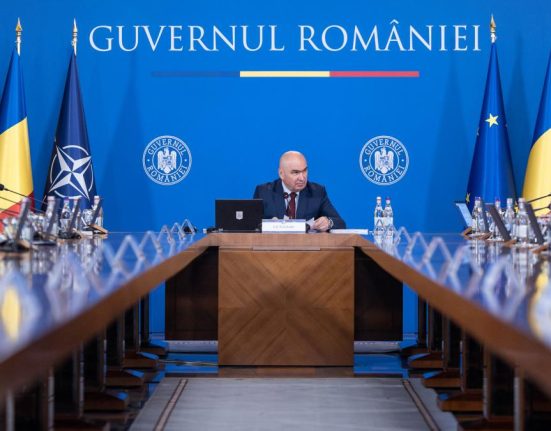 Guvernul Bolojan adopta primele taieri de la bugetari