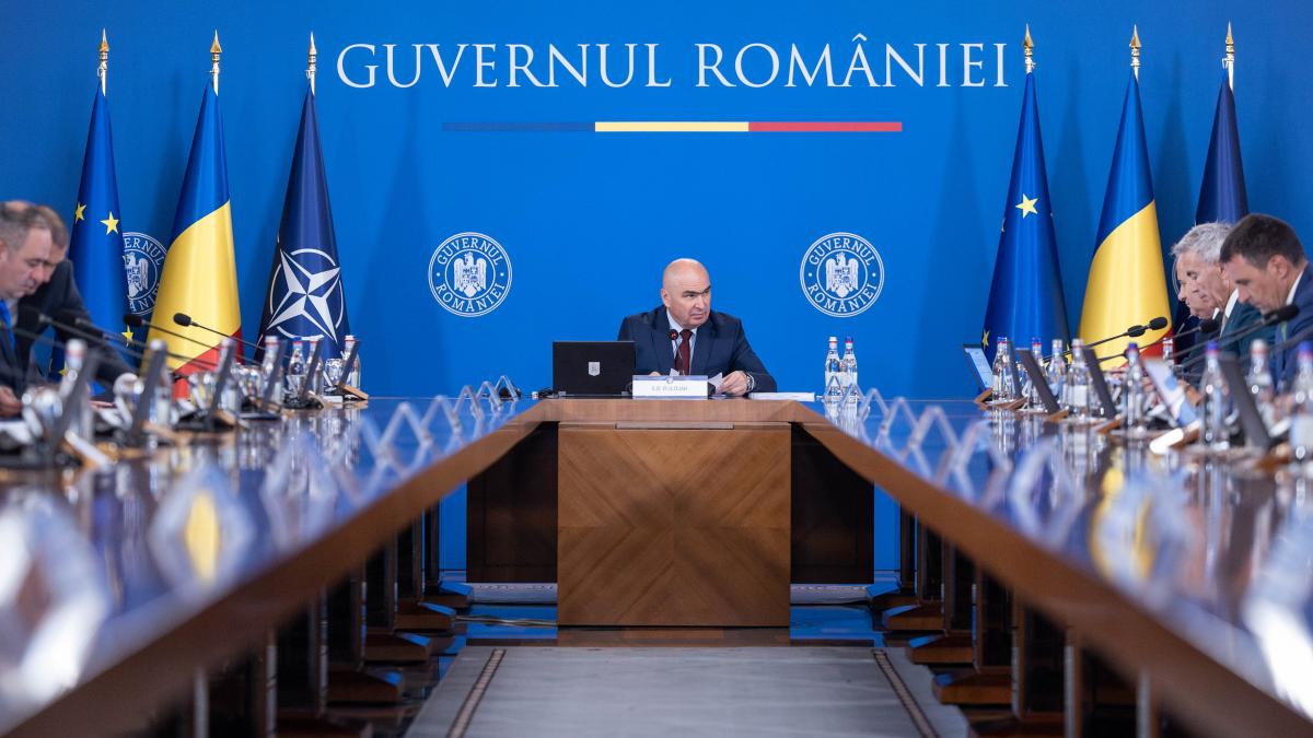 Guvernul Bolojan adopta primele taieri de la bugetari
