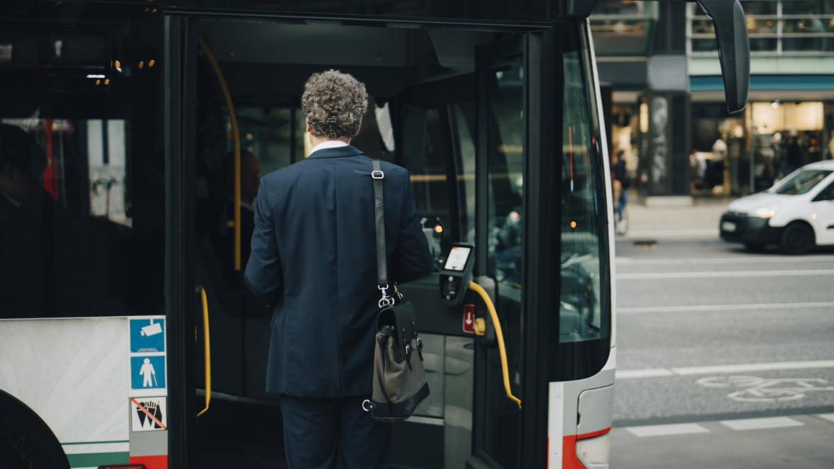 Ilie Bolojan trimite demnitarii la autobuz