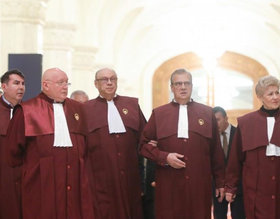 Judecatorii CCR ignora intrebrile despre bonusurile de 35000 euro