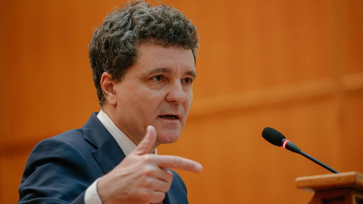 Nicusor Dan a retrimis in Parlament legea pentru 35 de tereni