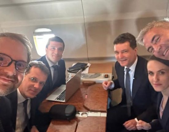 Nicusor Dan mini strii USR si Dominic Fritz selfie in avion