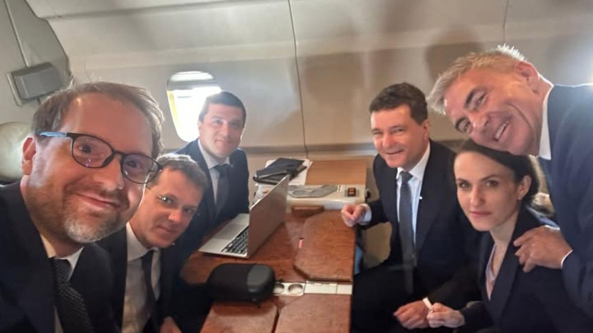 Nicusor Dan mini strii USR si Dominic Fritz selfie in avion