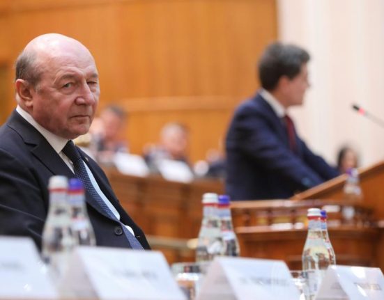 Basescu cere lui Nicusor Dan indemnizatia si o vila